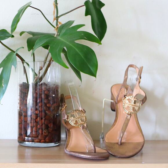 Women's Tory Burch Gold Metallic Heeled Sandals w/ Crystal Logo Medallion Sz 9.5 - Picture 1 of 6